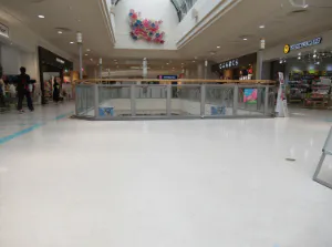 【イオンモール新居浜】『2F 催事スペースF』- イオンホールの近くに位置し、天井がガラス張りで採光が良く、休憩のギャザリングが近い環境です。