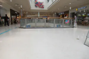 【イオンモール新居浜】『2F 催事スペースF』- イオンホールの近くに位置し、天井がガラス張りで採光が良く、休憩のギャザリングが近い環境です。