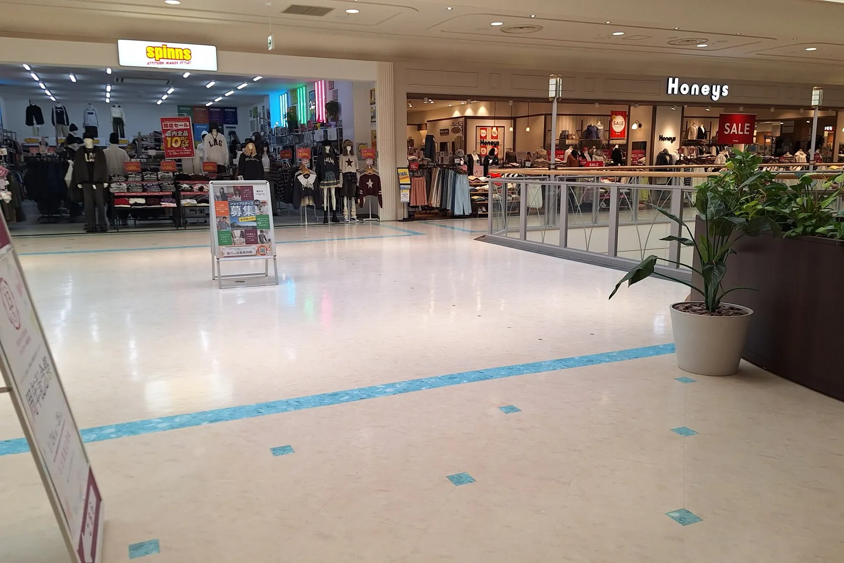 【イオンモール新居浜】『2F 催事スペースF』- イオンホールの近くに位置し、天井がガラス張りで採光が良く、休憩のギャザリングが近い環境です。