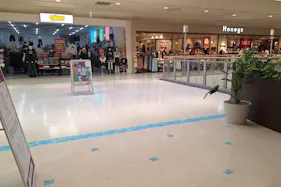 【イオンモール新居浜】『2F 催事スペースF』- イオンホールの近くに位置し、天井がガラス張りで採光が良く、休憩のギャザリングが近い環境です。