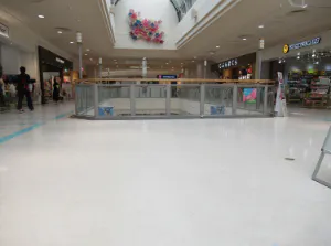【イオンモール新居浜】『2F 催事スペースF』- イオンホールの近くに位置し、天井がガラス張りで採光が良く、休憩のギャザリングが近い環境です。
