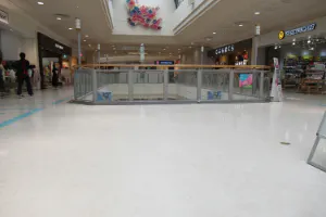 【イオンモール新居浜】『2F 催事スペースF』- イオンホールの近くに位置し、天井がガラス張りで採光が良く、休憩のギャザリングが近い環境です。