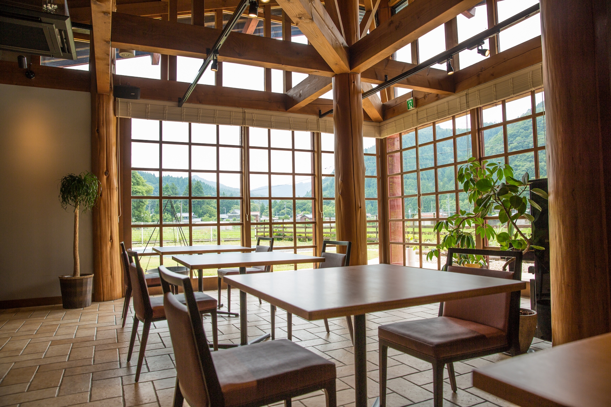 自然光の入る大きな窓からは広大な自然が見えます。