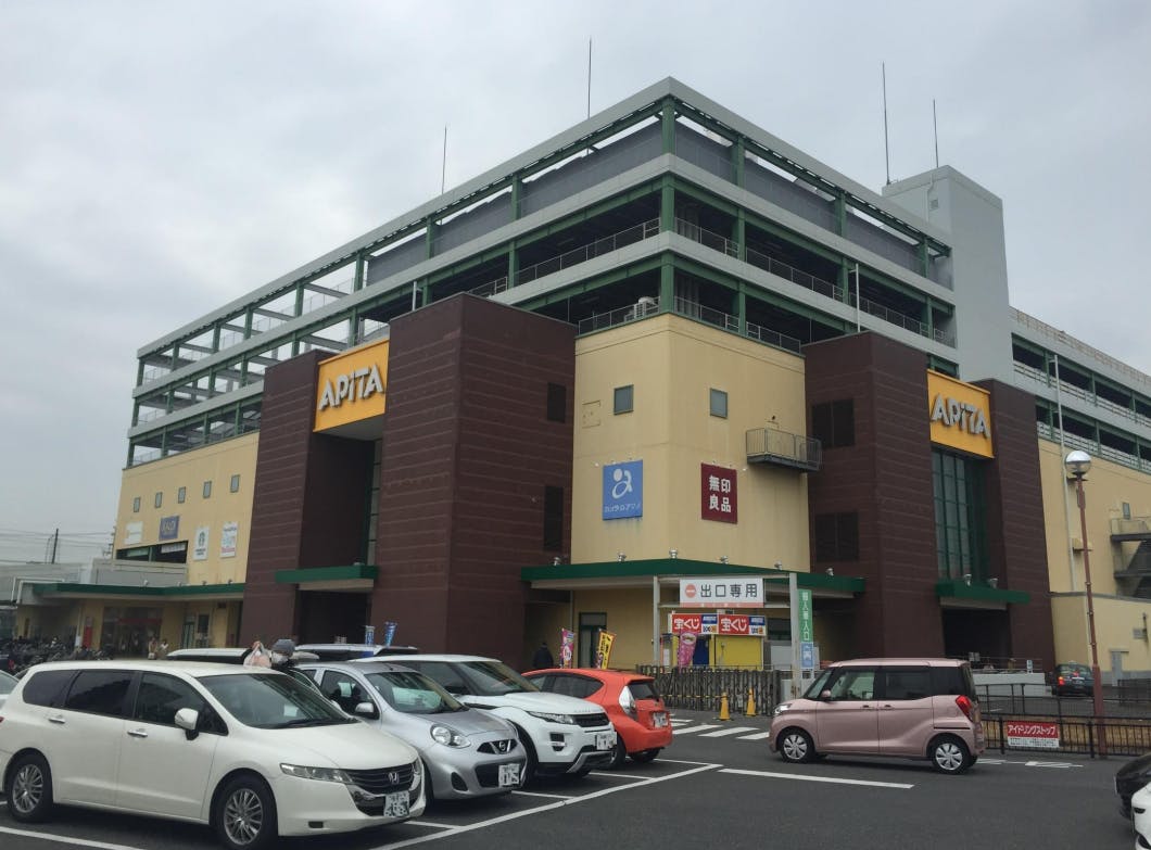 【アピタ千代田橋店】販促プロモーションや食物販に最適な1Fエスカレーター間のイベントスペースの画像