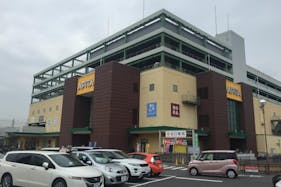 【アピタ千代田橋店】販促プロモーションや食物販に最適な1Fエスカレーター間のイベントスペース