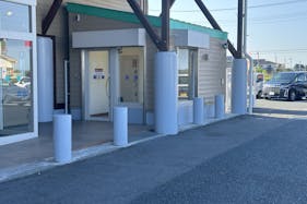 【ダイナム福島相馬店】キッチンカーやプロモーションイベントの開催に最適なアミューズメント施設のイベントスペース(出入口前)