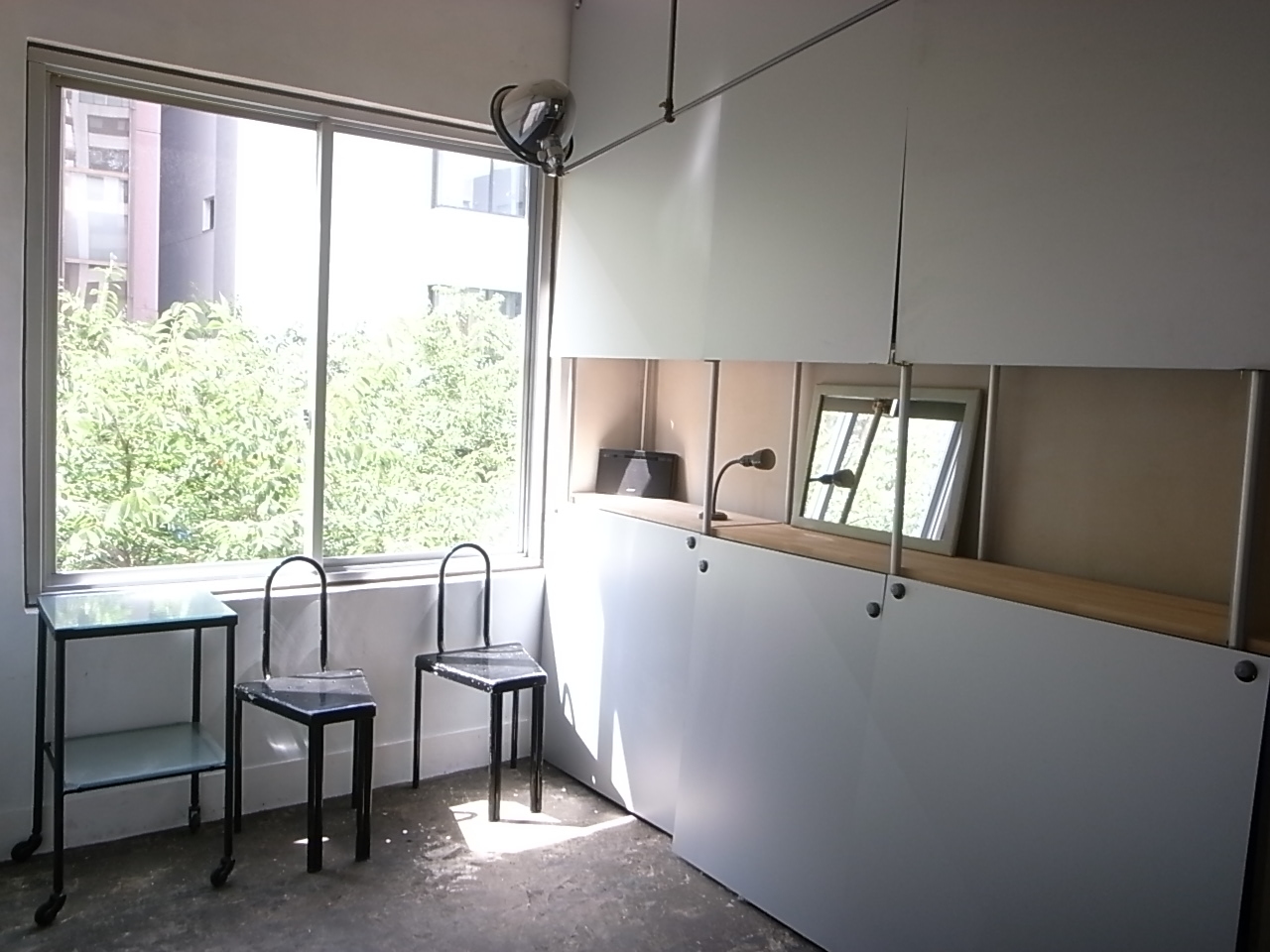 小物をディスプレイしたり事務作業もし易い棚の面もあります