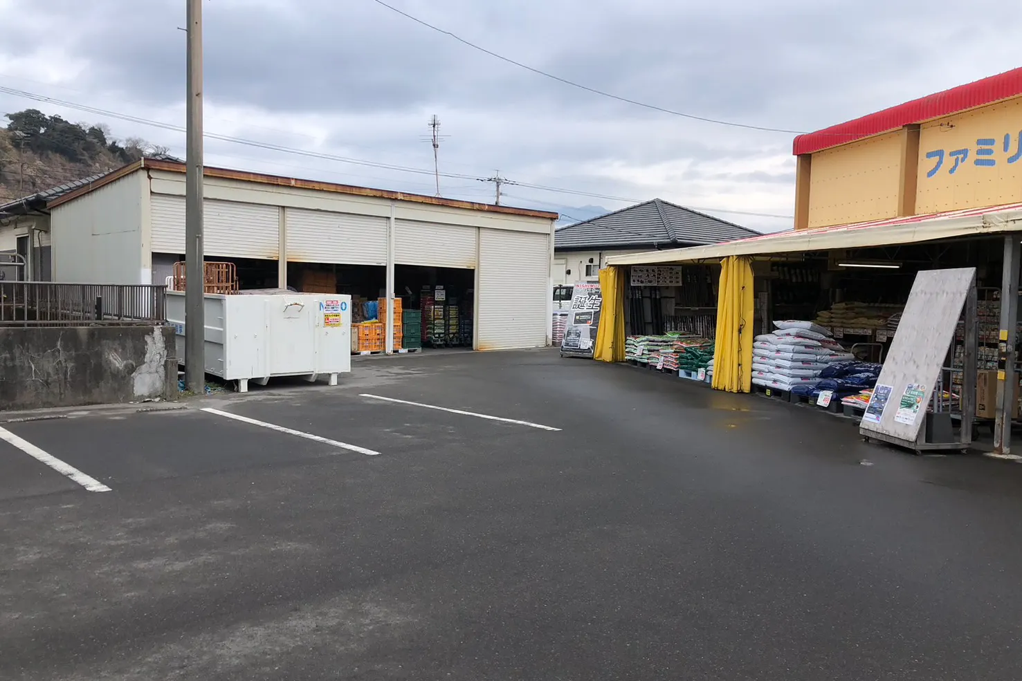 【ファミリーショップニシムタ 垂水店】販促プロモーションや最適な倉庫前のスペース