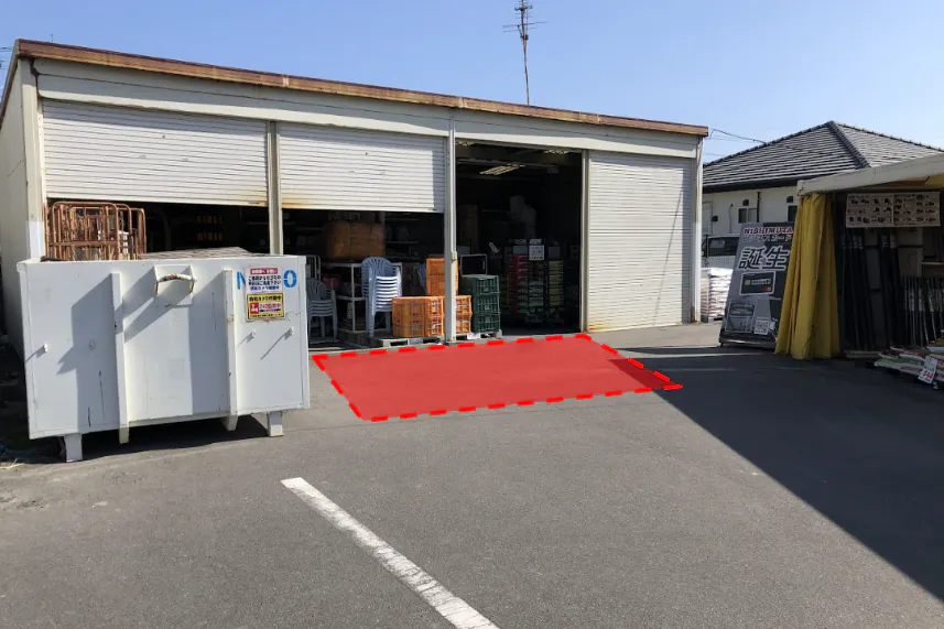 【ファミリーショップニシムタ 垂水店】販促PR・物販に最適な倉庫前の屋外イベントスペース