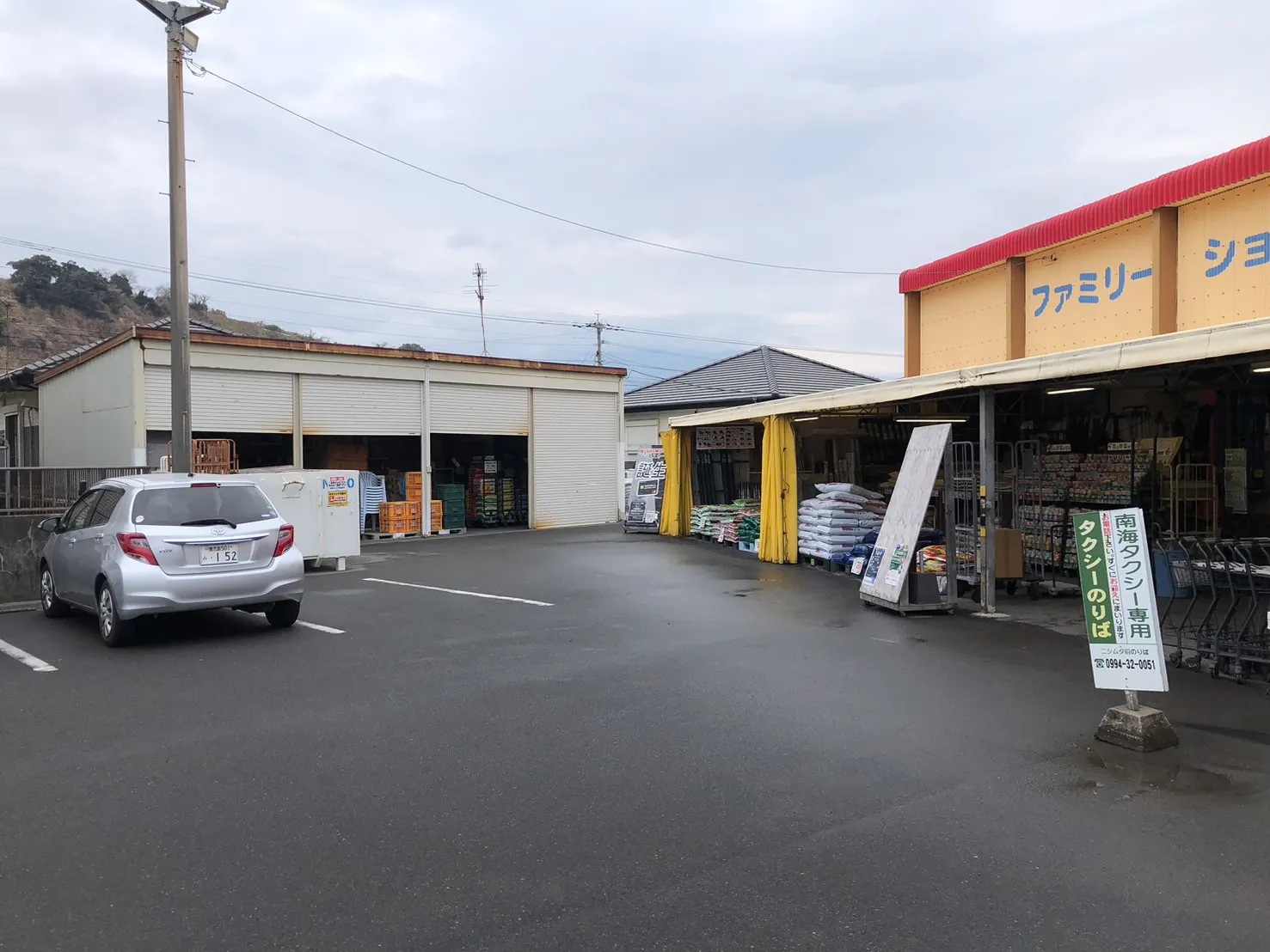 【ファミリーショップニシムタ 垂水店】販促PR・物販に最適な倉庫前の屋外イベントスペース