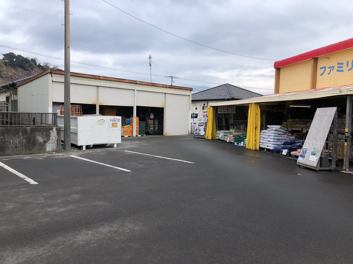 【ファミリーショップニシムタ 垂水店】販促PR・物販に最適な倉庫前の屋外イベントスペース