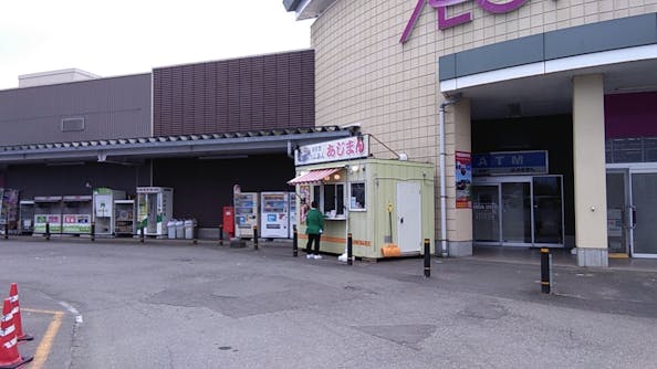 【イオンスーパーセンター湯沢店】キッチンカーの出店に最適なスーパーセンター入口横の屋外イベントスペース