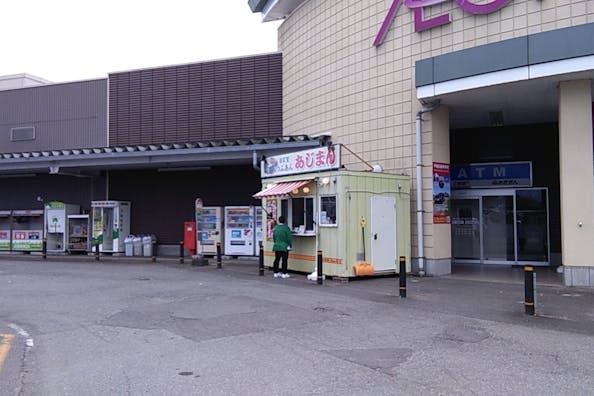 【イオンスーパーセンター湯沢店】キッチンカーの出店に最適なスーパーセンター入口横の屋外イベントスペース