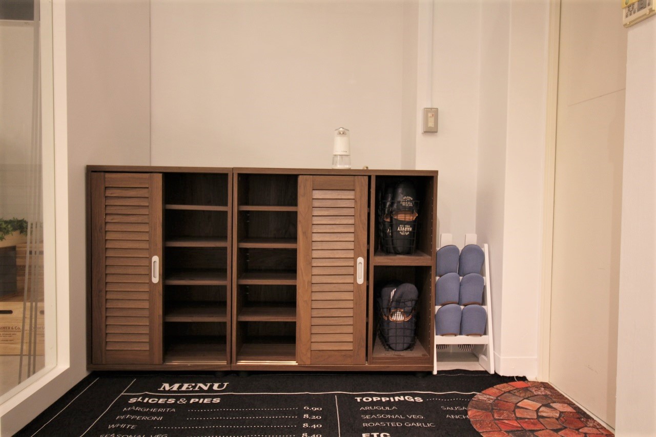 室内入口のシューズラック