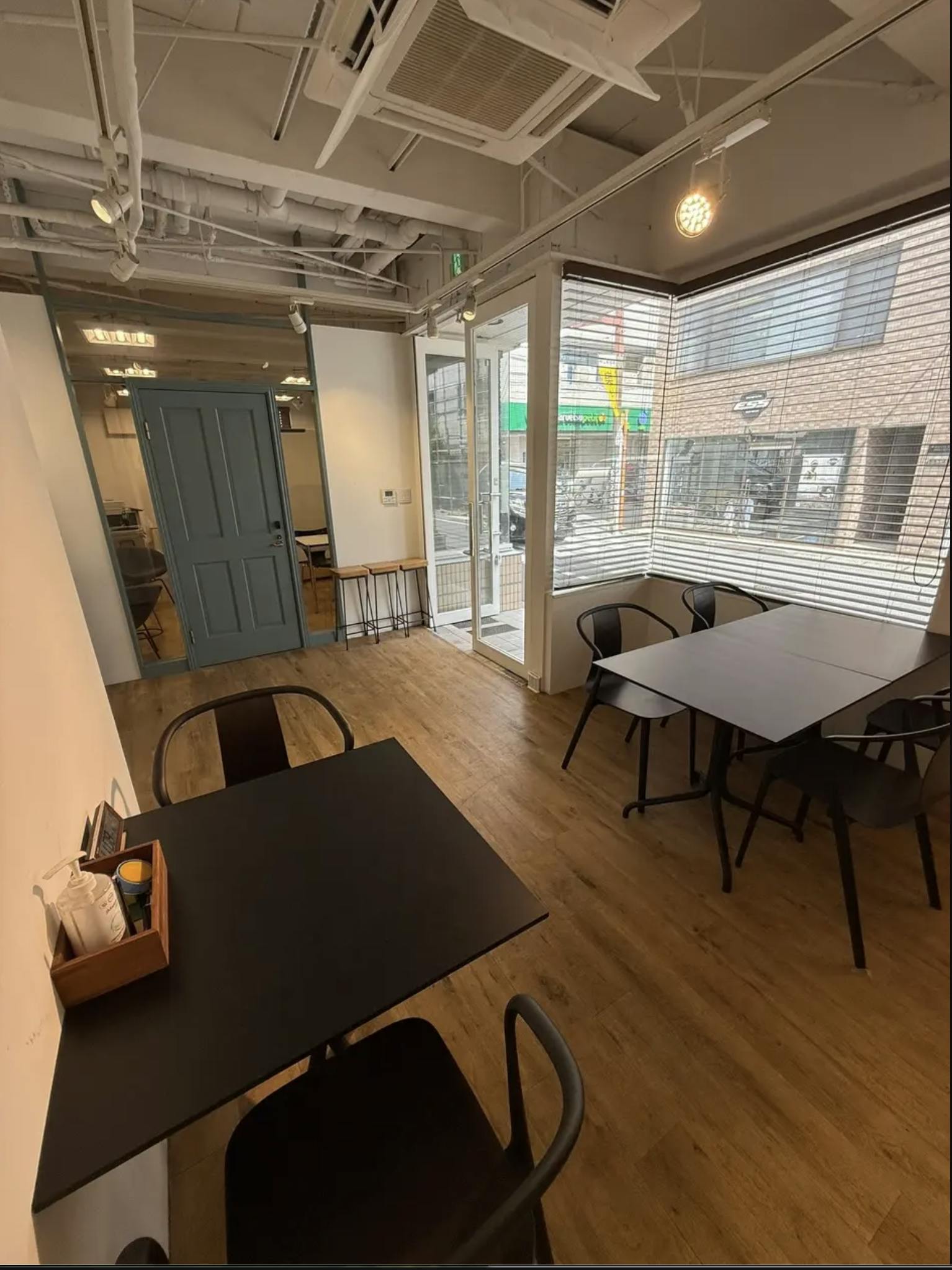 【代々木公園駅6分】ポップアップストアや展示会に最適！奥渋エリアの商店街「神山商店会」ど真ん中にある路面ギャラリースペースの画像