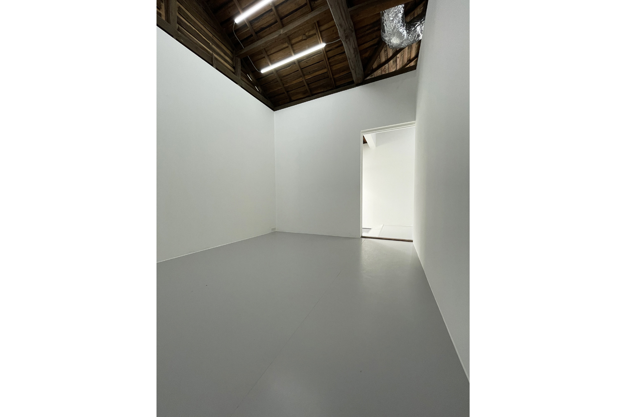 【下北沢駅12分】展示会やポップアップに適した古民家を改装した白を基調とした自然光も入り込むスペースの画像6