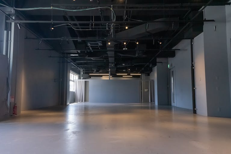 【横浜駅1分/アソビル2階Room2】アパレルの展示販売会や新商品のプロモーションイベント等に最適なシンプルな内装のイベントスぺースの画像2