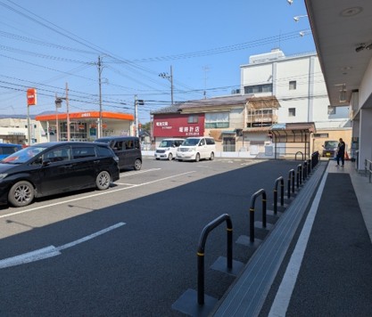 【西友　保原店】駐車場入口前　プロモーション用途や物販、食物販のポップアップストアに最適なスーパー屋外駐車場の催事イベントスペース