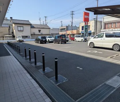 【西友　保原店】駐車場  店舗出入口前付近　キッチンカーなど 物販、食物販のポップアップストアに最適なスーパー屋外駐車場の催事イベントスペース