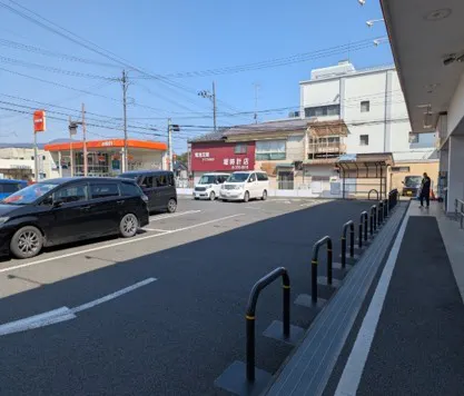 【西友　保原店】駐車場  店舗出入口前付近　キッチンカーなど 物販、食物販のポップアップストアに最適なスーパー屋外駐車場の催事イベントスペース