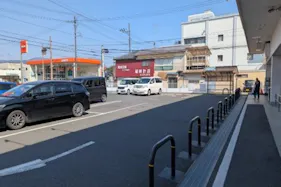 【西友 保原店】駐車場 店舗出入口前付近 キッチンカーなど 物販、食物販のポップアップストアに最適なスーパー屋外駐車場の催事イベントスペース