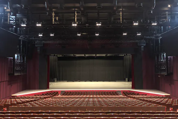 【森ノ宮駅5分/クールジャパンパーク大阪】撮影やリハーサルなどに適した大型ステージと客席の活用が可能なスペース