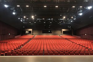 【森ノ宮駅5分/クールジャパンパーク大阪】撮影やリハーサルなどに適した大型ステージと客席の活用が可能なスペース