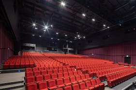 【森ノ宮駅5分/クールジャパンパーク大阪】撮影やリハーサルなどに適した大型ステージと客席の活用が可能なスペース