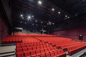 【森ノ宮駅5分/クールジャパンパーク大阪】撮影やリハーサルなどに適した大型ステージと客席の活用が可能なスペース