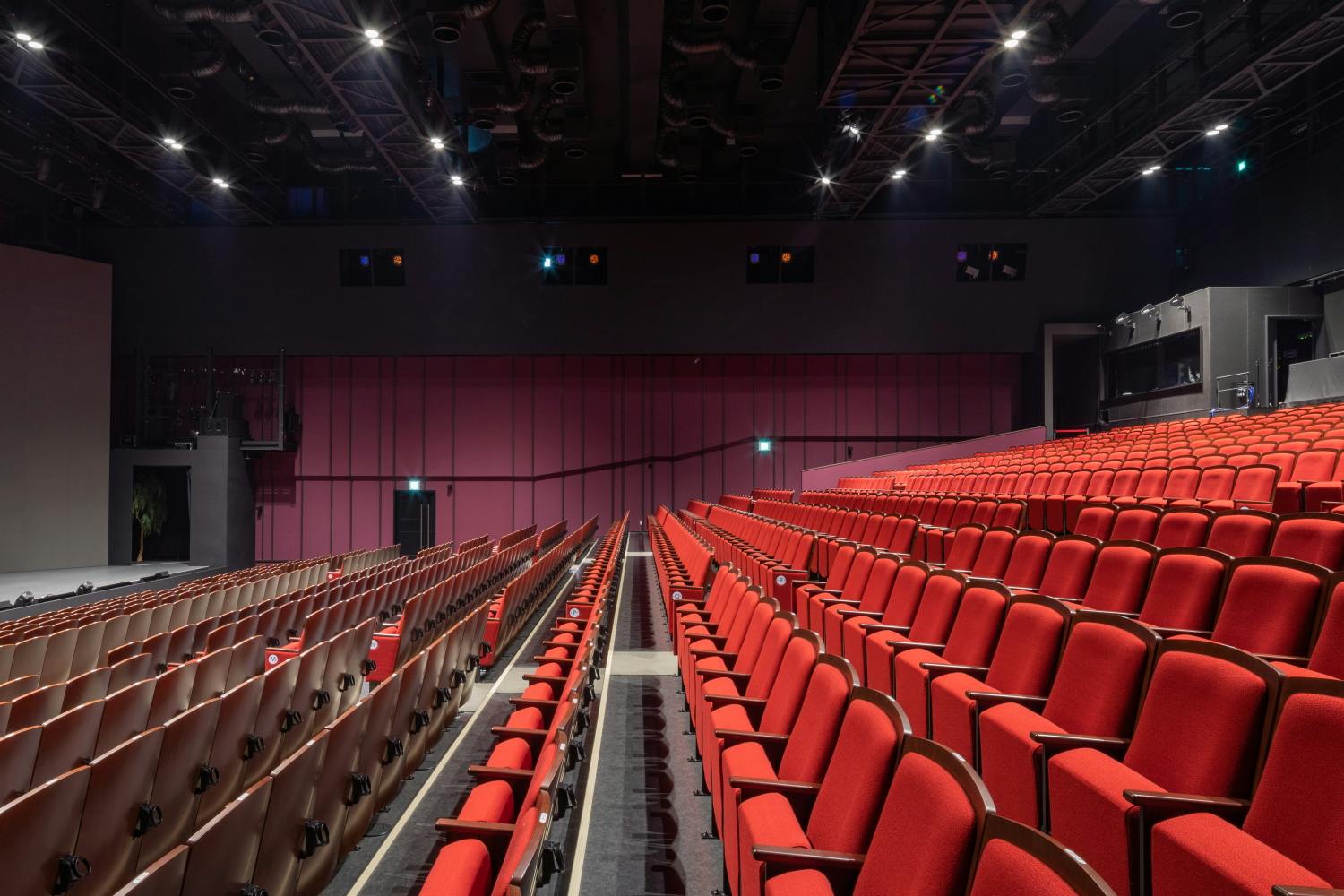 【森ノ宮駅5分/クールジャパンパーク大阪】撮影やリハーサルなどに適した大型ステージと客席の活用が可能なスペース