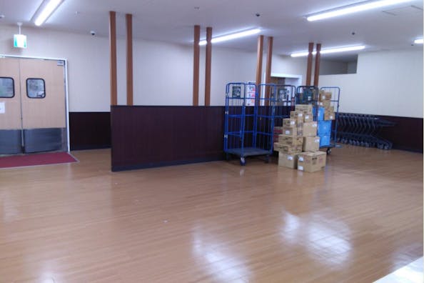 【オリンピック立石店】プロモーションに最適な1Fエレベーター前スペース