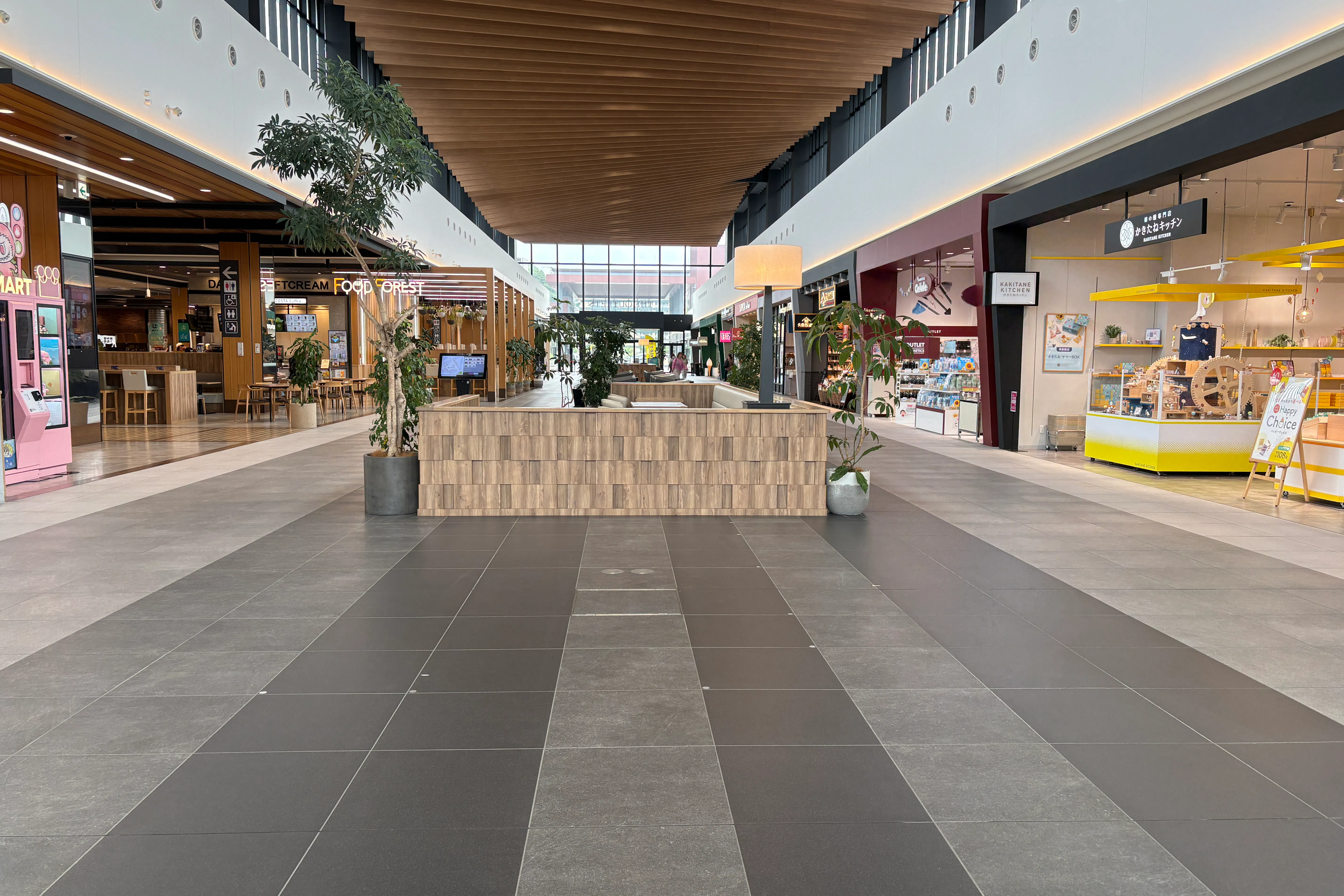 【THE OUTLETS KITAKYUSHU】【入り口】フードフォレスト前(福助側)