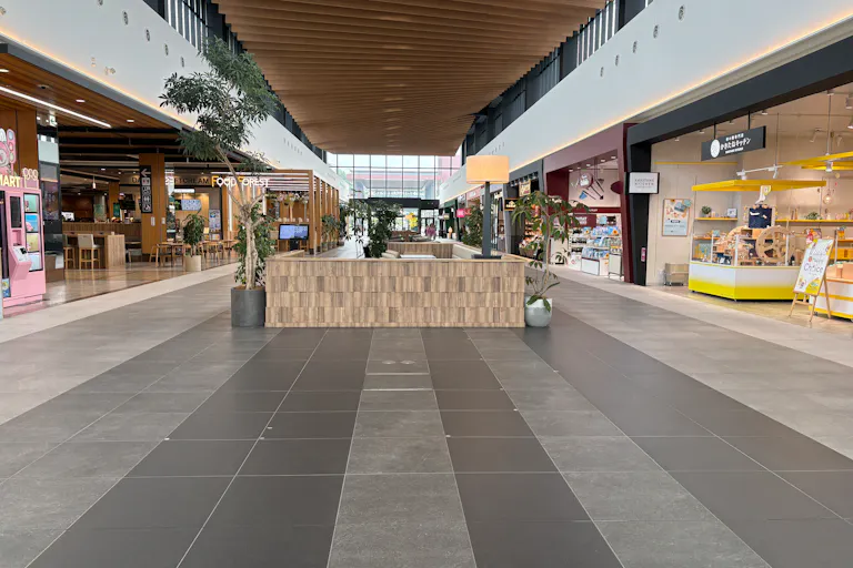 【THE OUTLETS KITAKYUSHU】【入り口】フードフォレスト前(福助側)の画像1
