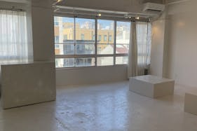 【浜松駅徒歩8分】 展示会や撮影に最適な豊かな自然光と白塗りの明るい雰囲気あるイベントスペース