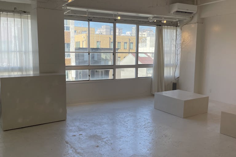 カーテンを開けると自然光が多く入ります。