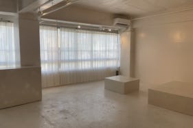 【浜松駅徒歩8分】 展示会や撮影に最適な豊かな自然光と白塗りの明るい雰囲気あるイベントスペース
