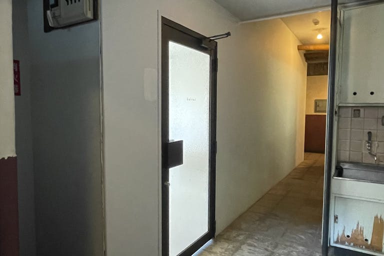 スペース入り口です。向かいに共用トイレがございます。