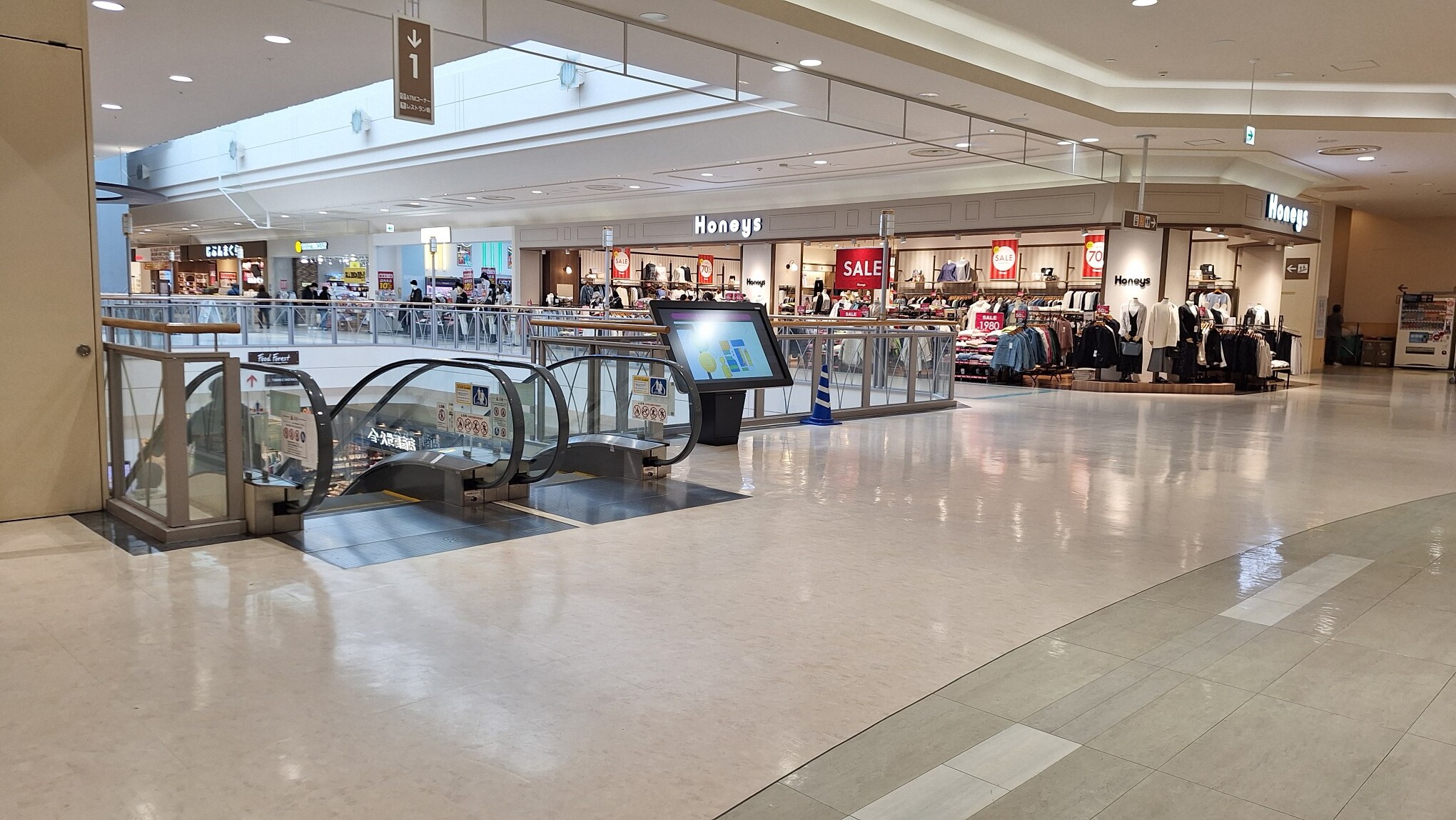 【イオンモール新居浜】『2F 催事スペースG』ｰ通行量が多く、無印良品の近くに位置し、イオンスタイルと専門店街の間にある催事場、商品PRに最適!!