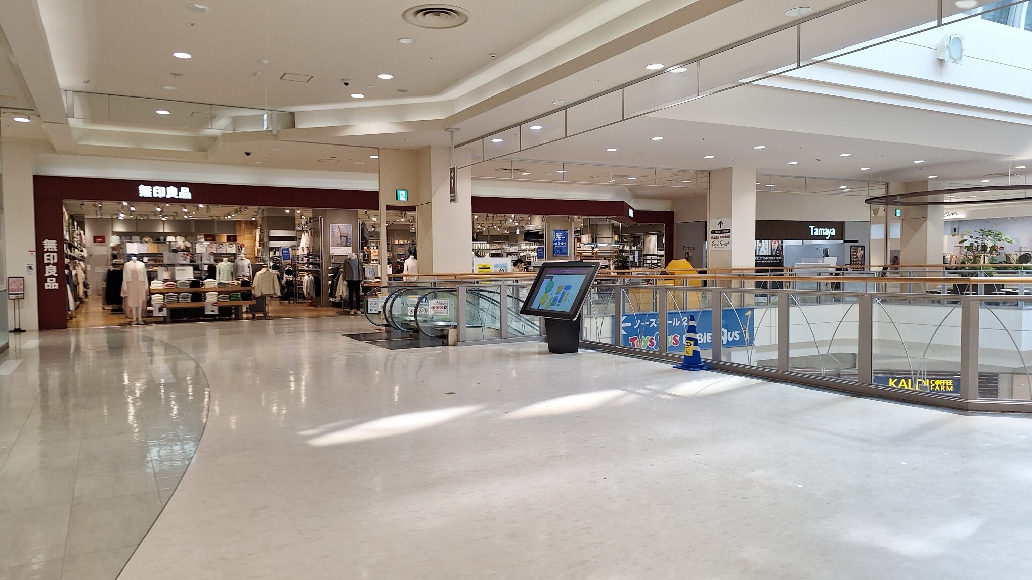 【イオンモール新居浜】『2F 催事スペースG』ｰ通行量が多く、無印良品の近くに位置し、イオンスタイルと専門店街の間にある催事場、商品PRに最適!!