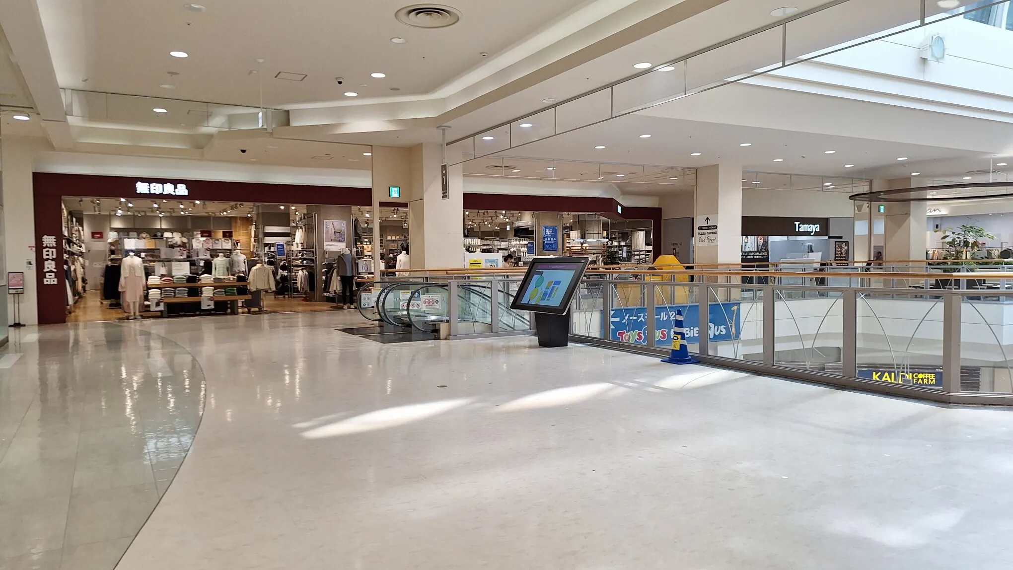 【イオンモール新居浜】『2F 催事スペースG』ｰ通行量が多く、無印良品の近くに位置し、イオンスタイルと専門店街の間にある催事場、商品PRに最適!!