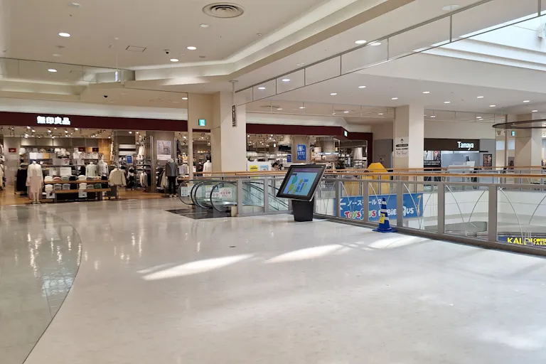 【イオンモール新居浜】『2F 催事スペースG』ー通行量が多く、無印良品の近くに位置し、イオンスタイルと専門店街の間にある催事場、商品PRに最適!!の画像2