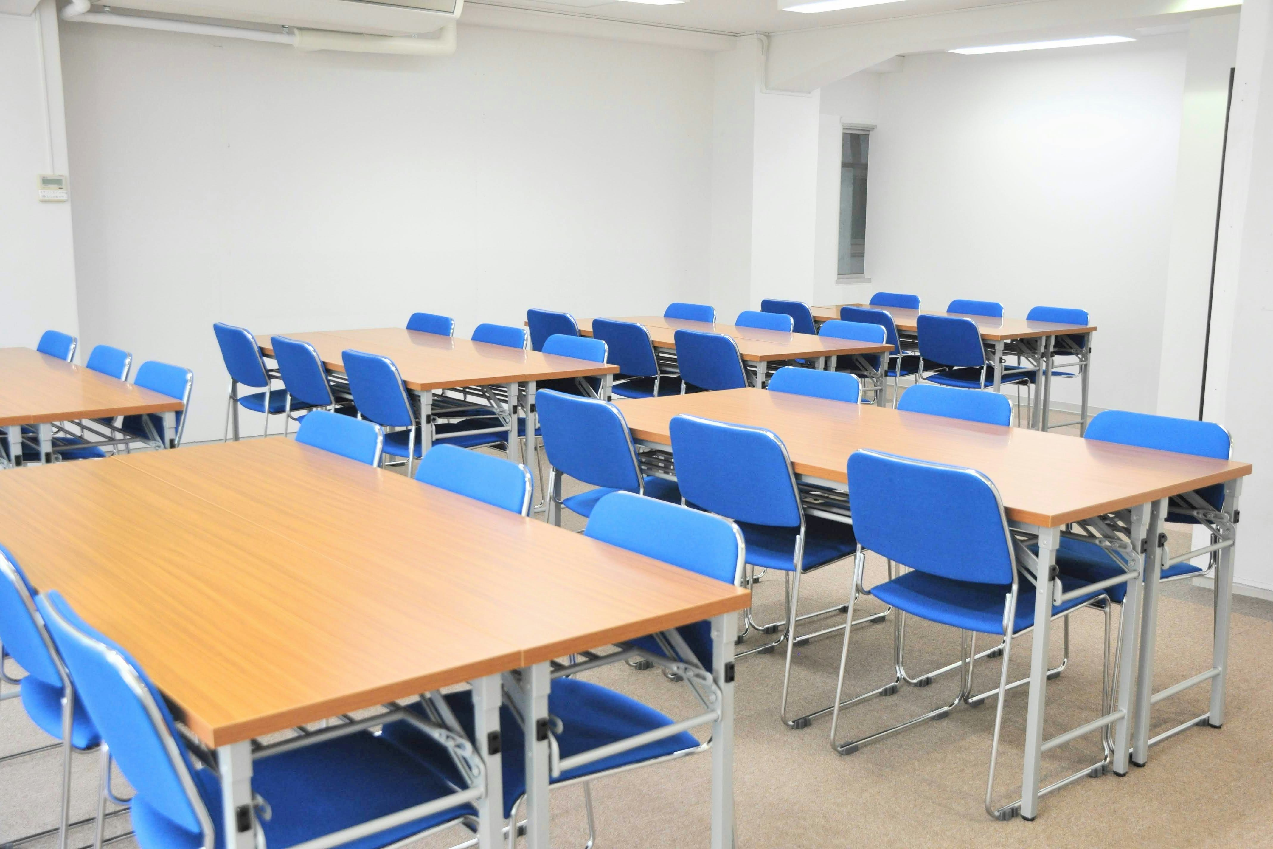 【小川町0分】オフサイトミーティングやワークショップに利用可能な清潔感のあるレンタルスペース(中)