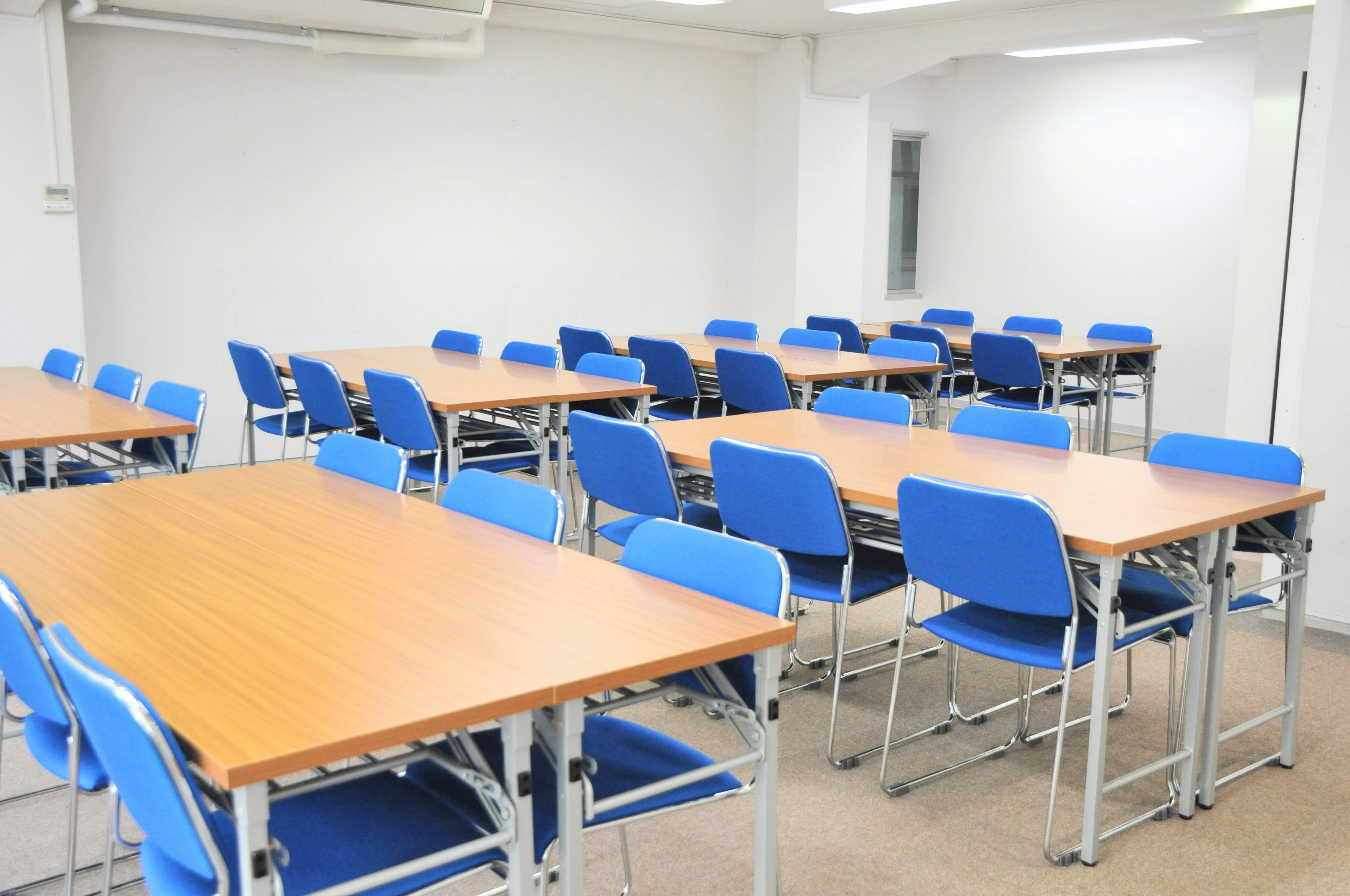 【小川町0分】オフサイトミーティングやワークショップに利用可能な清潔感のあるレンタルスペース(中)