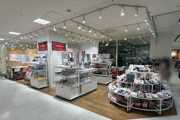 【北千住マルイ】4階 カレンダリウムD10【物販・PRイベント】エスカレーター上下と隣接、ファッション・雑貨ブランドに囲まれた区画