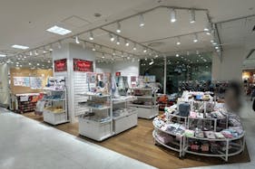 【北千住マルイ】4階 カレンダリウムD10【物販・PRイベント】エスカレーター上下と隣接、ファッション・雑貨ブランドに囲まれた区画