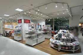 【北千住マルイ】4階 カレンダリウムD10【物販・PRイベント】エスカレーター上下と隣接、ファッション・雑貨ブランドに囲まれた区画