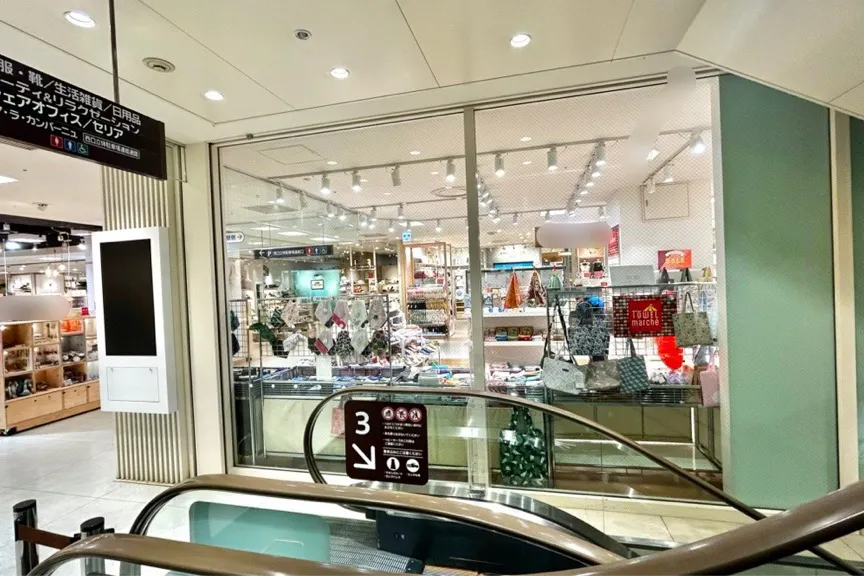 【北千住マルイ】4階 カレンダリウムD10【物販・PRイベント】エスカレーター上下と隣接、ファッション・雑貨ブランドに囲まれた区画