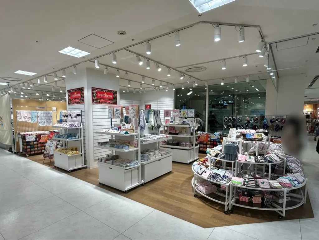 【北千住マルイ】4階　カレンダリウムD10【物販・PRイベント】エスカレーター上下と隣接、ファッション・雑貨ブランドに囲まれた区画