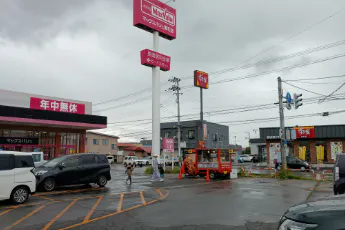 【マックスバリュ黒石店】シンボルタワー横(キッチンカー) 販促プロモーションやキッチンカー出店に最適なスーパー店外催事イベントスペース