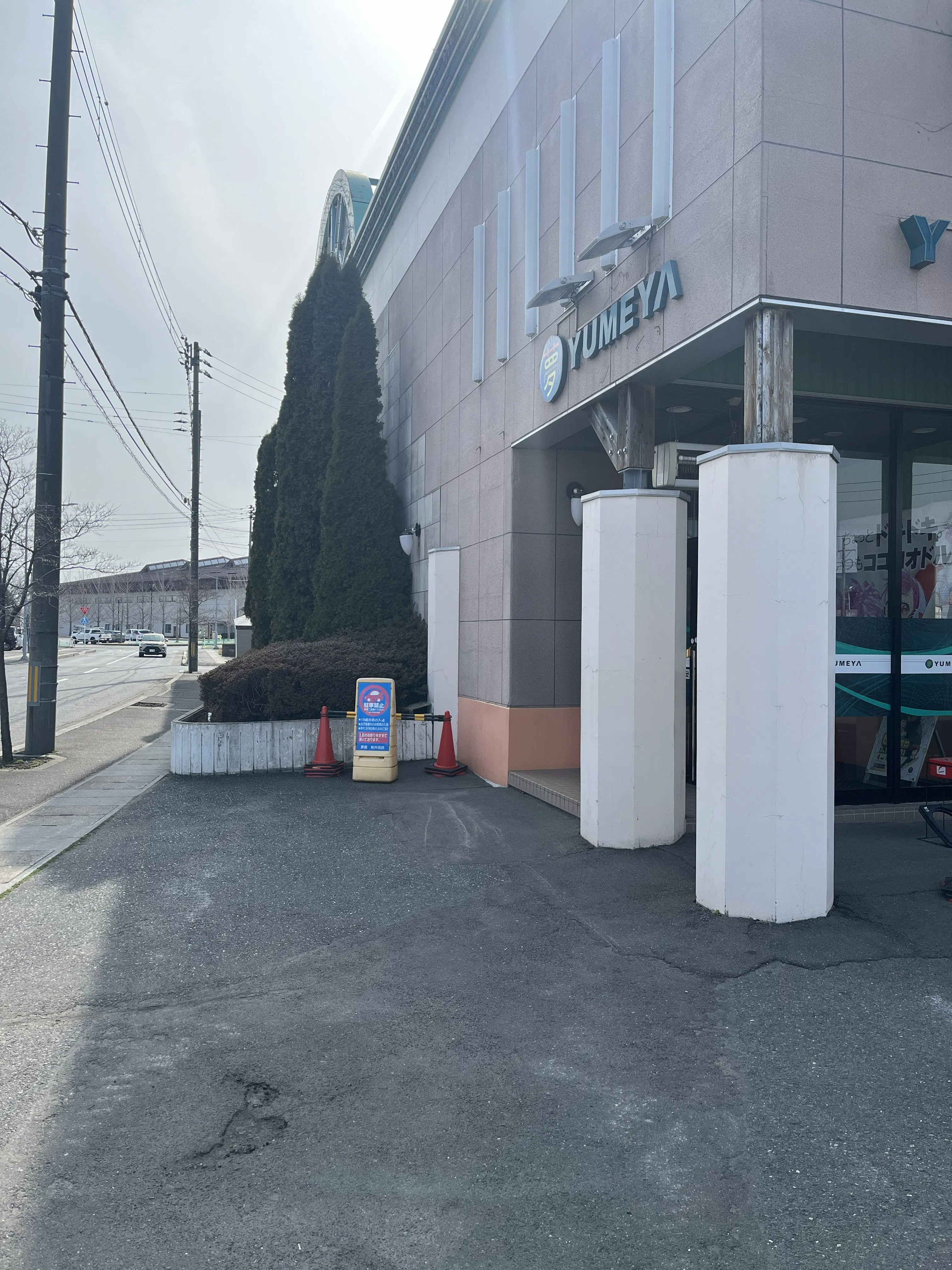 【夢屋新井田店】キッチンカーやプロモーション等に最適なアミューズメント施設のイベントスペース（入場口側風除）